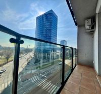 Balkon s výhledem na Vajnorskou ulici v Bratislavě - Novém Městě.