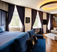 2-pokojový byt s luxusním designem, modrými akcenty a podlahou s dřevěným dekorem.