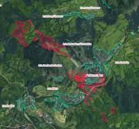 Letecký pohled na zemědělské a lesní pozemky v oblasti Tvrdošína.