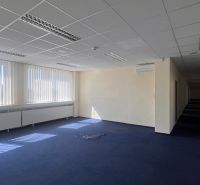 Kanceláře s modrým kobercem, velkými okny a podhledovým stropem na Drieňové ulici.