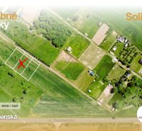 Pozemky k bydlení na Zlatobanské ulici v Prešově, obklopené zelení a soukromou cestou.
