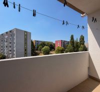 Balkon 2-pokojového bytu na Škultétyho ulici v Nitře s výhledem na panelové domy.