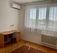 Pokoj v 2-pokojovém bytě s psacím stolem, židlí a klimatizací.