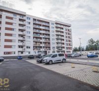 Budova s parkovištěm před 3-pokojovým bytem na ulici 29. srpna v Popradu.