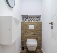 Koupelna se závěsným WC a podlahou s dřevěným dekorem v 3-pokojovém bytě.