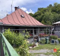 Rodinný dům na Laskomerské ulici v Banské Bystrici s jednoduchou zahradou a terasou.