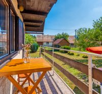 Balkon chaty na Dubkové ulici v Lazy pod Makytou s výhledem na upravenou zahradu.