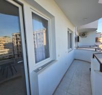 Balkon se zábradlím sousedí s 2pokojovým bytem ve městě Drač.
