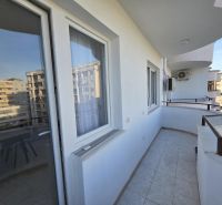 Balkon s výhledem na okolí z 2-pokojového bytu v Drači.
