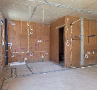 Stavba 3pokojového bytu s cihlovými stěnami a instalací rozvodů.
