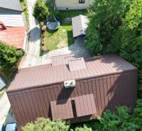 Letecký pohled na Chatu ve Španí Dolině v Banské Bystrici s trampolínou na dvoře.