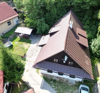 Chata na Španí Dolině v Banské Bystrici s dvorem a zelení v okolí.