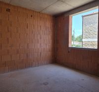 Interiérová stavba ve 4-pokojovém bytě s cihlovými stěnami a betonovou podlahou.