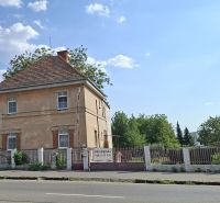 Rodinný dům na Levické ulici ve Vráblích se starším cihlovým exteriérem.