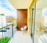 Balkon 1-pokojového bytu na Žluté ulici, Bratislava - Petržalka, s posezením a výhledem.