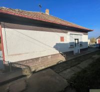 Rodinný dům v Tvrdošovcích s předsazenou verandou a šikmou střechou.