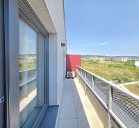 Balkon z 2pokojového bytu na Malokrasňanské ulici v Bratislavě - Rači s výhledem.
