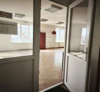 Interiér obchodních prostor s keramickou podlahou a tabule s nápisem „Zákaz kouření“.
