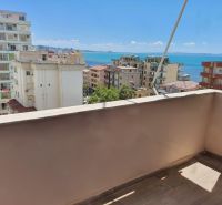 Výhled z balkonu na moře a město Drač v Rekreačním apartmánu.