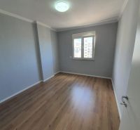 Pokoj v rekreačním apartmánu s podlahou s dřevěným dekorem a oknem.