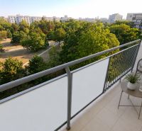 Balkon 2-pokojového bytu v Bratislavě - Ružinově na ulici Sputniková, s výhledem na zeleň.