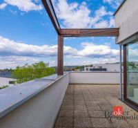 Terasa rodinného domu v Bratislavě-Záhorské Bystrici, Kapsohradská, s panoramatickým výhledem na okolí.