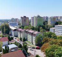 Pohled na bytové domy se zelení v Bratislavě - Karlově Vsi, Liščí údolí.