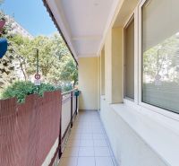 Balkon 3-pokojového bytu na Líščím údolí v Bratislavě - Karlově Vsi s výhledem na zeleň.