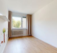 Dětský pokoj s nálepkami na stěně a podlahou s dřevěným dekorem ve 3-pokojovém bytě.