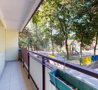 Balkon 3pokojového bytu na ulici Líščie údolie v Bratislavě - Karlova Ves s výhledem na hřiště.