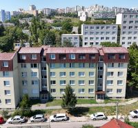 Bytové domy na ulici Líščie údolie v Bratislavě - Karlově Vsi, obklopené zelení.