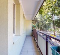 Balkon 3-pokojového bytu na Líščím údolí v Bratislavě - Karlově Vsi s výhledem na dětské hřiště.