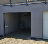 Garáž s otevřeným prostorem, venkovní výhled ze 3pokojového bytu v Bílém Kostele na Okružní.