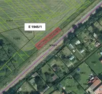 Letecký pohled na zemědělské a lesní pozemky v obci Valaská se zvýrazněným parcelním číslem.
