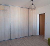 V 2-pokojovém bytě se nachází vestavěná skříň a podlaha s dřevěným dekorem.