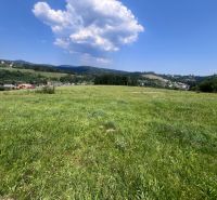 Zelené louky v Olešné vhodné pro pozemky - bydlení, obklopené přírodou a kopci.