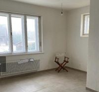 Zařízení prostorného interiéru v rodinném domě s kachličkovou dlažbou a skládací židlí.