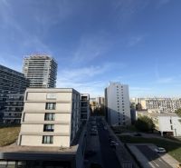Pohled na městskou panorámu s bytovými domy na Muškátové ulici v Bratislavě - Ružinově.