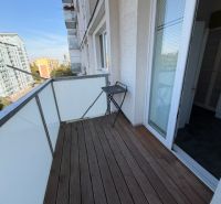 Balkon v 3-pokojovém bytě na Muškátové ulici v Bratislavě - Ružinově s podlahou z dřevěného dekoru.