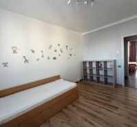Dětský pokoj s nálepkami zvířat v 3pokojovém bytě, podlaha s dřevěným dekorem.