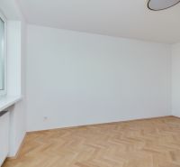 Prázdný pokoj s podlahou s dřevěným dekorem v 3pokojovém bytě.