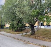 Ulice Benadová v Košicích - městská část Dargovských hrdinů, bytový dům obklopený zelení.