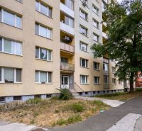 Bytový dům na ulici Benadova, Dargovských hrdinů, Košice, obklopený chodníkem a stromy.