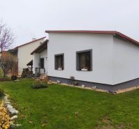 Rodinný dům na Vinohradnické ulici ve Velkém Krtíši s travnatou zahradou a stromem.