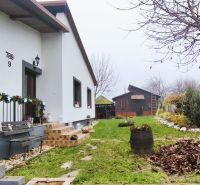 Rodinný dům na Vinohradnické ve Velkém Krtíši s předzahrádkou a lavičkou.