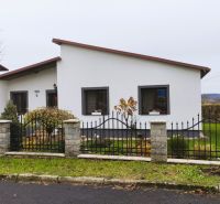 Rodinný dům na Vinohradnické ulici ve Velkém Krtíši s předzahrádkou a plotem.
