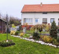 Rodinný dům ve Velkém Krtíši se zahradou a dřevěným přístřeškem.