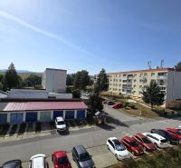 Pohled na panelové budovy a parkoviště na Nemčianské cestě v Banské Bystrici.