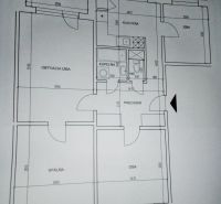 Půdorys 4-pokojového bytu s kuchyní, koupelnou, WC a lodžií.