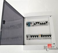 Elektrická rozvodná skříň v 4pokojovém bytě s otevřenými jističemi.